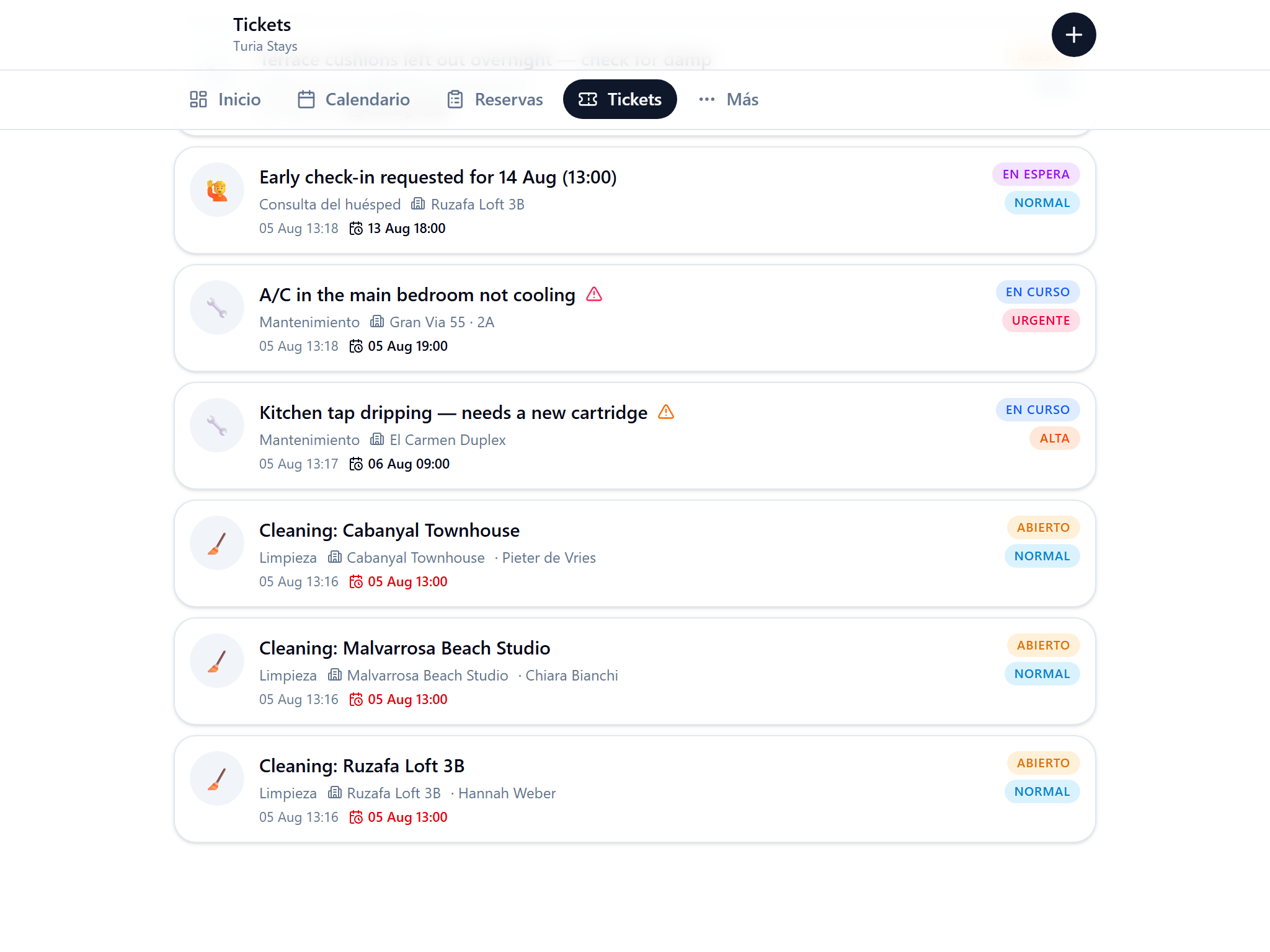 Panel de tickets en CortoCasa con los tickets de limpieza que la app crea automáticamente al hacer la salida, junto a mantenimiento e incidencias de huéspedes