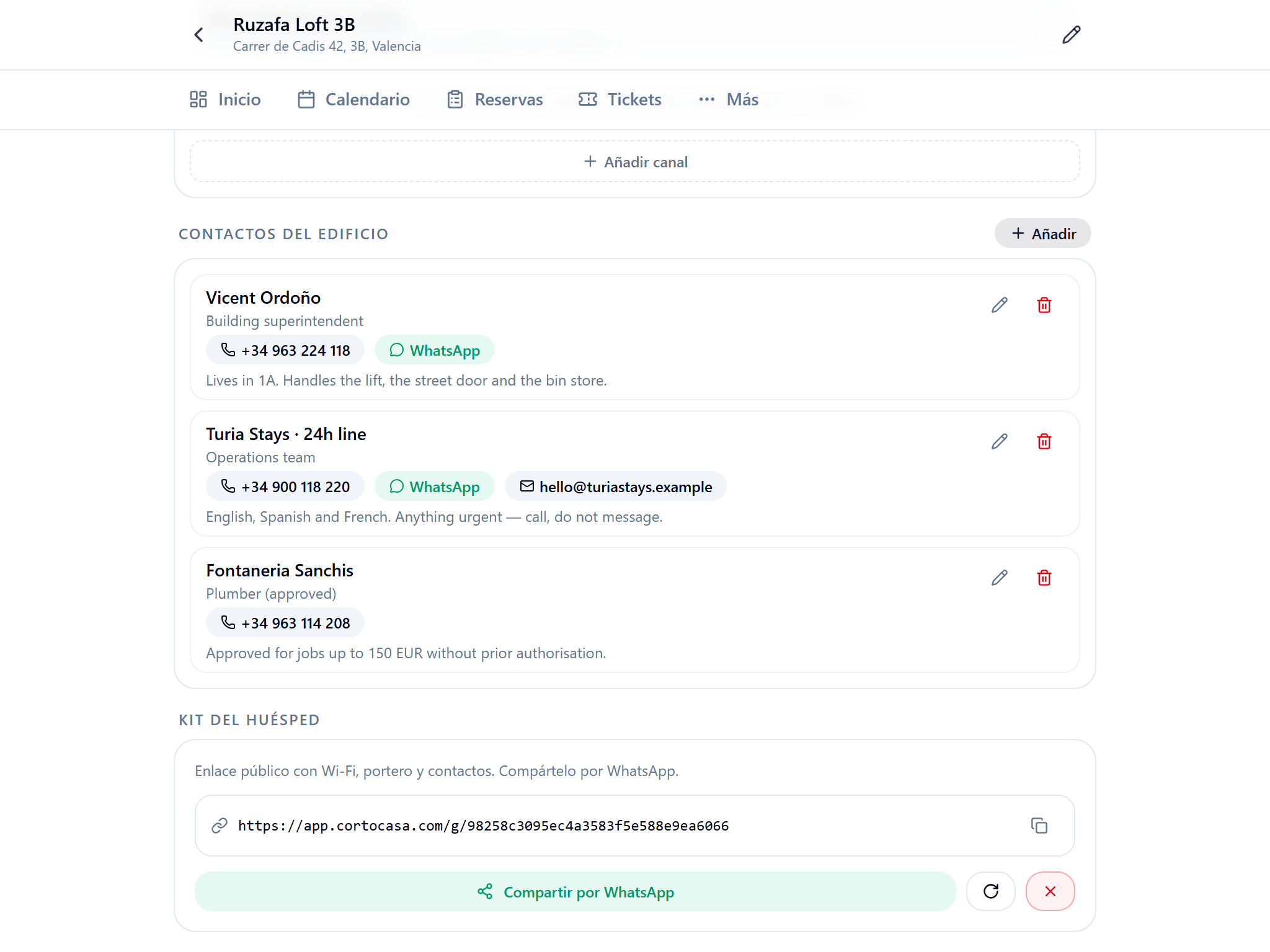 Ficha de propiedad en CortoCasa: contactos del edificio con botones de llamada y WhatsApp, y el enlace público del kit del huésped con Wi-Fi y códigos de acceso